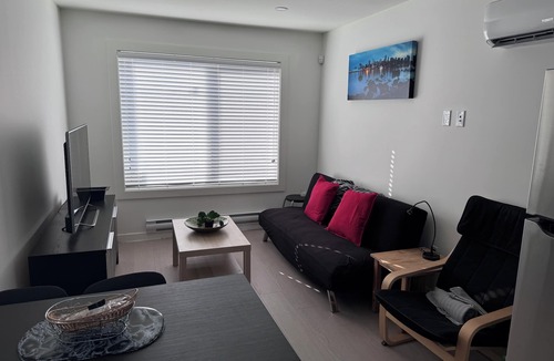 Sunset House | Entire 2-Level Private Guest House 10 min to YVR and 15 min to Downtown| Parking