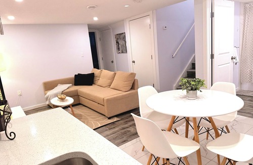 Evanston House | Entire 2BR Guest Suite | Private Entrance | Sleeps 2–7