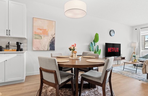 Jasper Place House | Entire 3BR Townhouse · Sleeps 6 · 4 Min WEM · Free Parking · Rogers Place 17 Min