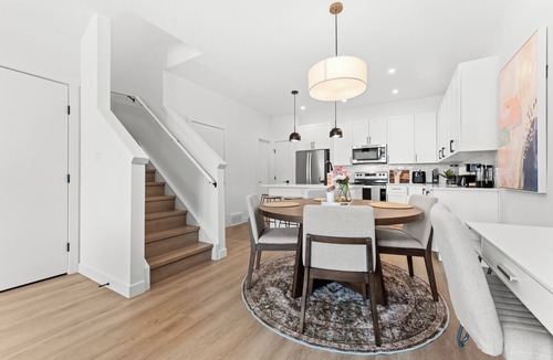 Jasper Place House | Entire 3BR Townhouse · Sleeps 6 · 4 Min WEM · Free Parking · Rogers Place 17 Min
