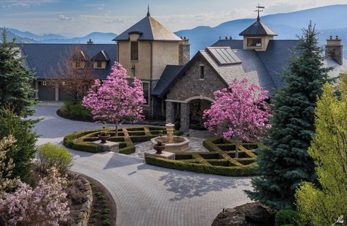 Central Okanagan House | Entire Château in Kelowna, Canada