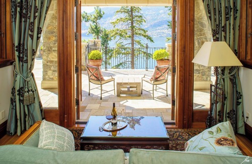 Central Okanagan House | Entire Château in Kelowna, Canada