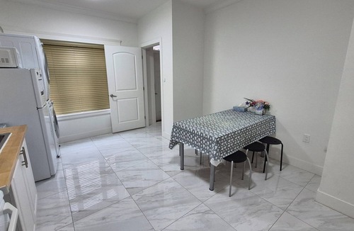 Knight House | Entire Floor Privacy/5KM DT/65"TV/ACs/Free Parking