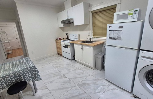 Knight House | Entire Floor Privacy/5KM DT/65"TV/ACs/Free Parking