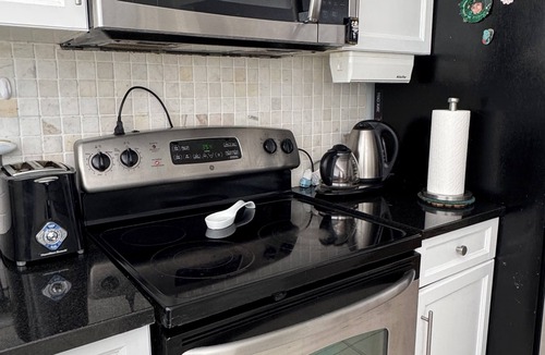 West Vancouver House | Entire Peaceful 3BR Guest Suite Upper Level West Vancouver: WiFi & Parking