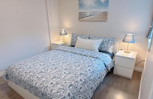 Renfrew-Collingwood Villa | Entire Private Suite - 5 Min Walk to SkyTrain, Free Parking, 15 Mins to Downtown
