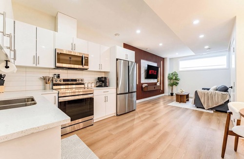 Forest Lawn House | Entire Spacious Luxury Retreat Near DT | Sleeps 4 | Fast Wifi | Free Parking