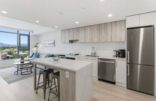 South Pandosy Condo | Epic Lake Views | Modern 1BR
