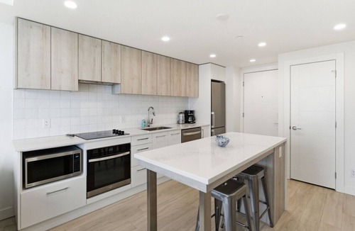 South Pandosy Condo | Epic Lake Views | Modern 1BR
