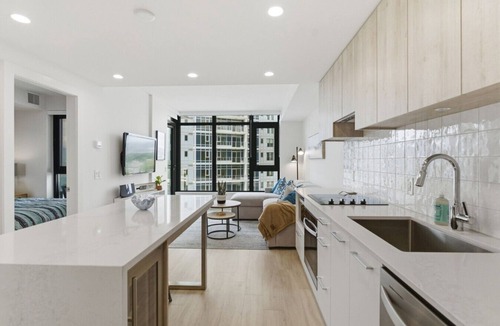 South Pandosy Condo | Epic Lake Views | Modern 1BR