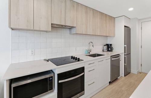South Pandosy Condo | Epic Lake Views | Modern 1BR
