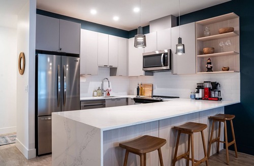Revelstoke Condo | Epic Mountain Views & AC | 2.5km to RMR & Town⁠