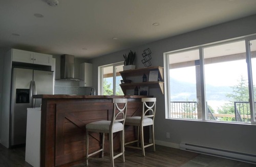 Bowen Island Condo | Exclusive 2-bdrm ocean & mountain view suite