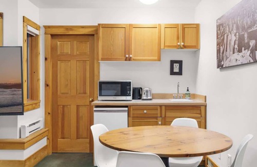Blueberry Hill House | Falcon | Elegant Chalet | Hot tub | Prime Location