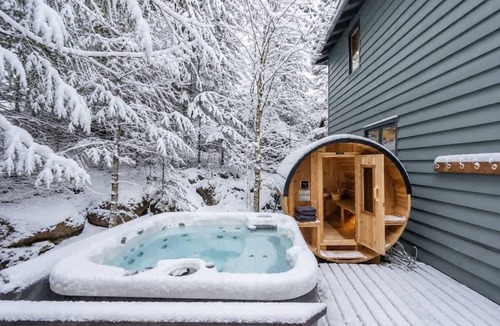 Blueberry Hill House | Falcon | Elegant Chalet | Hot tub | Prime Location