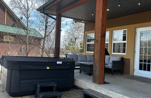 Fowler Lake House | Family Friendly Cabin w/Jacuzzi at Fowler Lake, SK