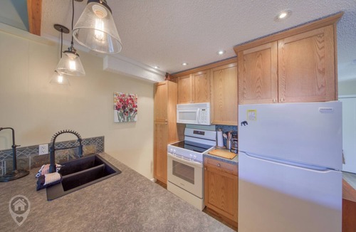 Windermere Apartment | Family Getaway at Akiskinook Resort + Beach & Pool