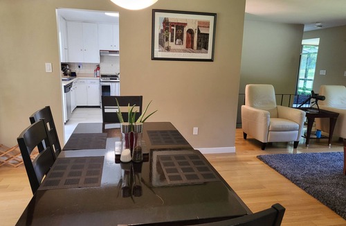 Saanich House | Family Lakehouse on Elk Lake, with direct access to lake, beaches and trails.