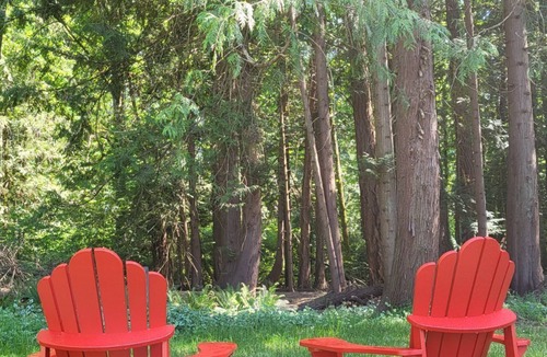 Saanich House | Family Lakehouse on Elk Lake, with direct access to lake, beaches and trails.