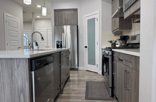 Southwest Edmonton House | Family Retreat| King Beds| AC| Sleeps 8