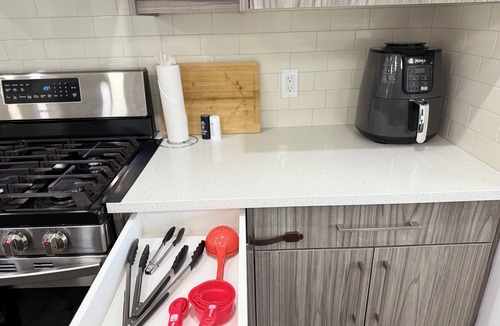 Southwest Edmonton House | Family Retreat| King Beds| AC| Sleeps 8