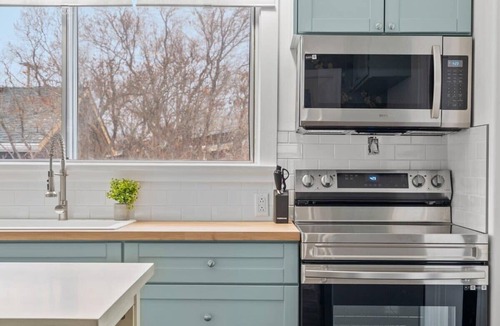 Drumheller House | Family Retreat w/Backyard, BBQ & Play Area