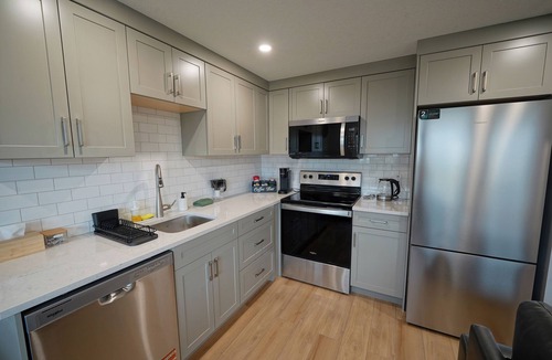 Sage Hill House | Family stay 2BR KING+QUEEN Suite |Private Parking|Board games