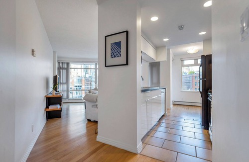 Downtown Vancouver Condo | Fantastic 1 bed and den in Yaletown across from the world famous Seawall!