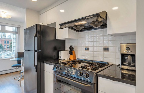 Downtown Vancouver Condo | Fantastic 1 bed and den in Yaletown across from the world famous Seawall!