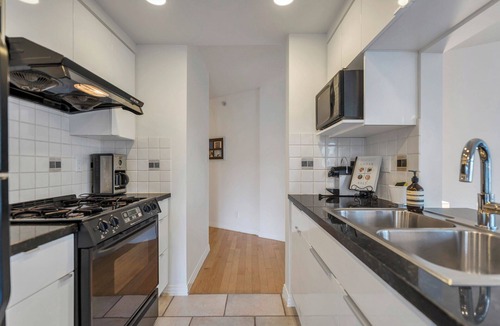 Downtown Vancouver Condo | Fantastic 1 bed and den in Yaletown across from the world famous Seawall!