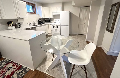 Booktown Apartment | Feel at home, a few blocks from downtown Sidney and beach
