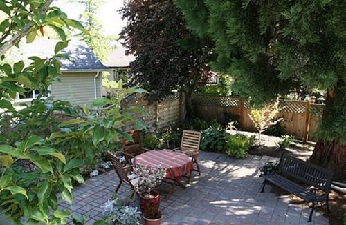 Booktown Apartment | Feel at home, a few blocks from downtown Sidney and beach