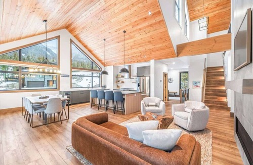 East Kootenay Ski Chalet | Fernie Alpine Chalet: Sports Court & Hot Tub