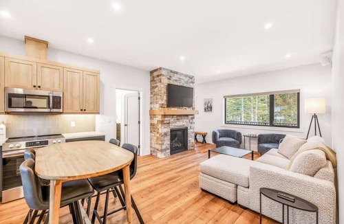 East Kootenay Ski Chalet | Fernie Alpine Chalet: Sports Court & Hot Tub