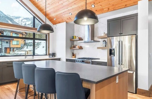 East Kootenay Ski Chalet | Fernie Alpine Chalet: Sports Court & Hot Tub