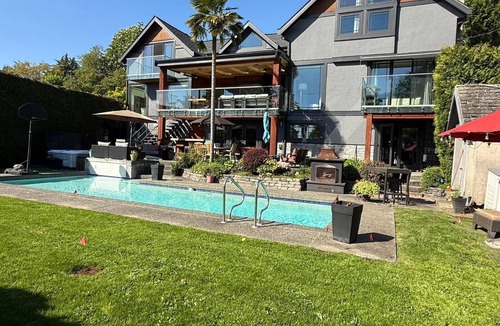 Kerrisdale House | MAJOR INTERNATIONAL SPORTING EVENT! RESORT STYLE LIVING Pool, hot tub, gym, cold plunge, sauna 4 Bed sleeps 8