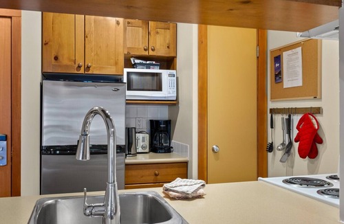Sun Peaks Apartment | Fireside 306: Lovely Studio. Central w/shared Hot Tub. Centrally Located.