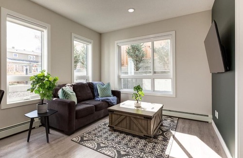 Shaganappi Apartment | Free Heated Parking, Close to DT, Pet Friendly