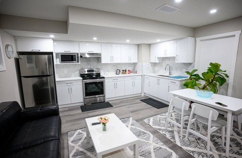 Symons Valley House | Friendly Legal Secondary Suite Basement (2Bedroom 1Bathroom Kitchen & Laundry)