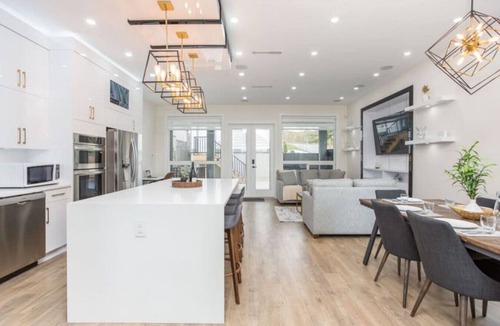 Newton House | Gatsby`s Corner | King Bed | Near Parks & Golf