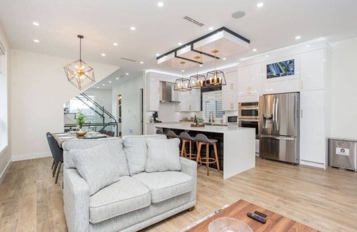 Newton House | Gatsby`s Corner | King Bed | Near Parks & Golf