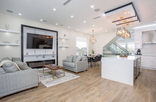 Newton House | Gatsby`s Corner | King Bed | Near Parks & Golf