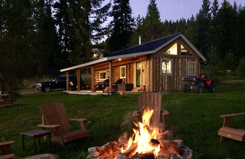 Barriere Cabin | Getaway log cabin on 160 acre Wilderness Ranch