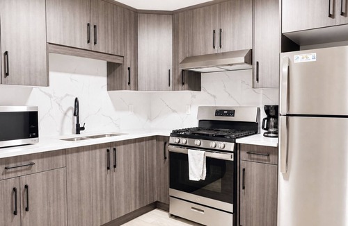 Northwest Calgary House | Glacier Ridge Nest - EV-Ready New 2BR Suite with AC and in-unit laundry