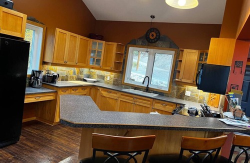 Golden Ski Chalet | Golden Valley Lodge with hot tub & mountain views