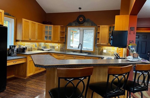 Golden Ski Chalet | Golden Valley Lodge with hot tub & mountain views