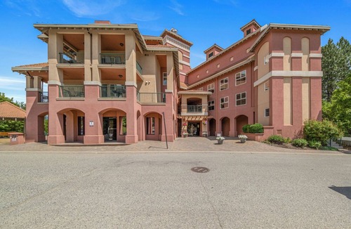 Quail Ridge Apartment | Golf Course Walk Up - 102B