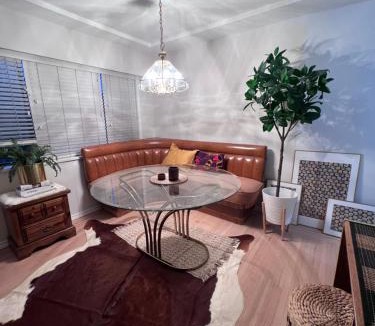 Vancouver South Apartment | Good Old Days Main Retro