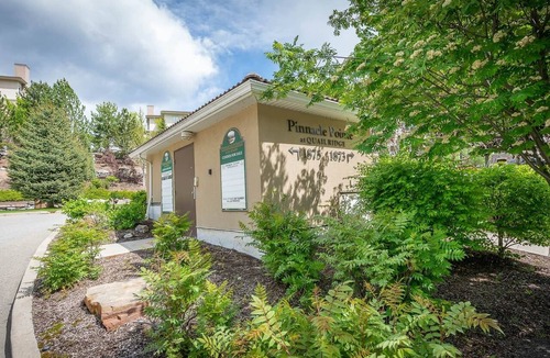 Quail Ridge Apartment | Grand Condo Near Airport - Pool and Golf! 1210