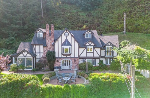 Chilliwack House | Grand English Home | 7BR, Hot Tub & Views